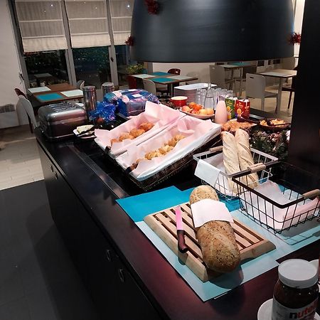 Kyriad Direct Marseille Est La Valentine La Penne-sur-Huveaune Екстериор снимка