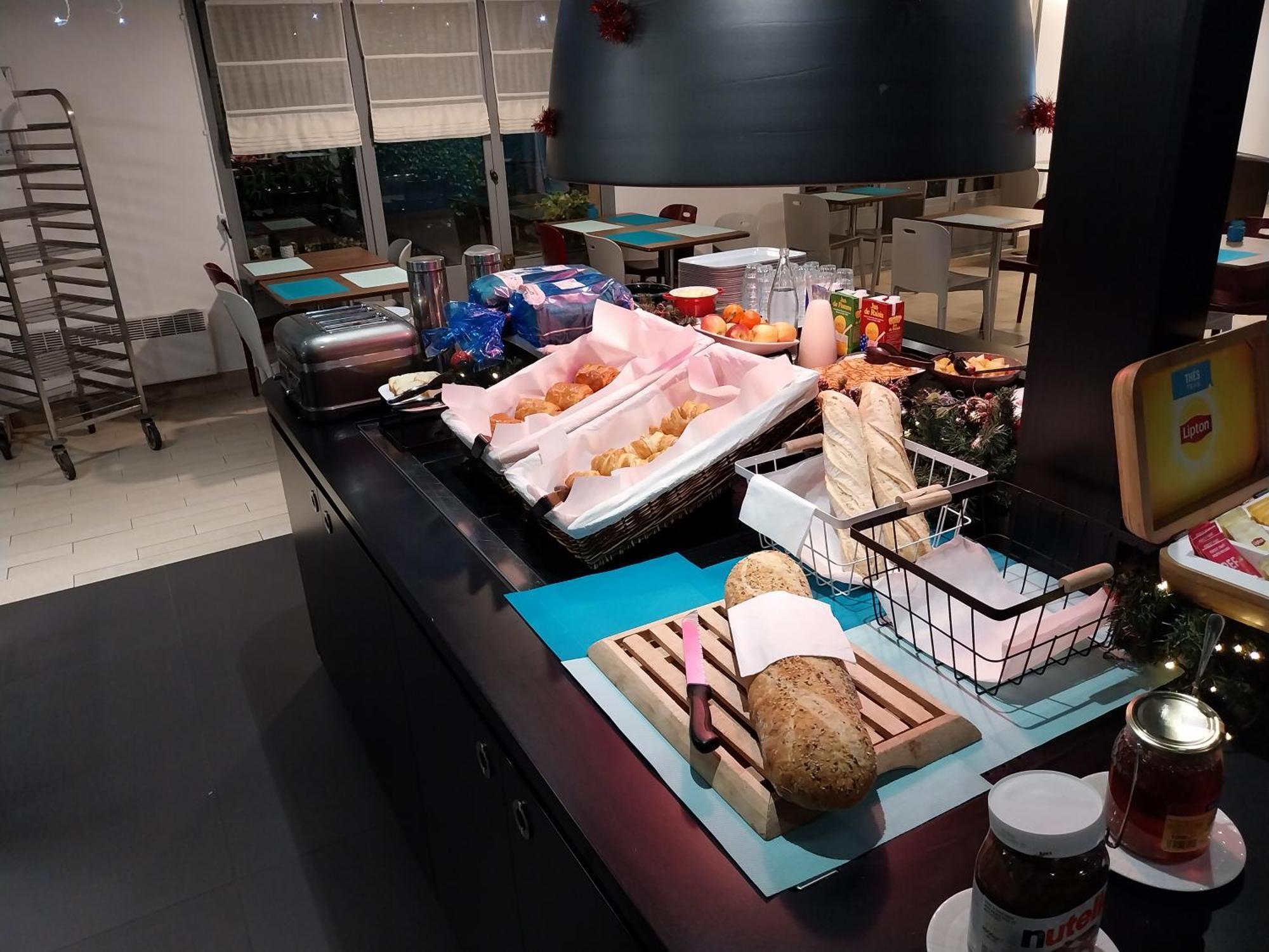 Kyriad Direct Marseille Est La Valentine La Penne-sur-Huveaune Екстериор снимка