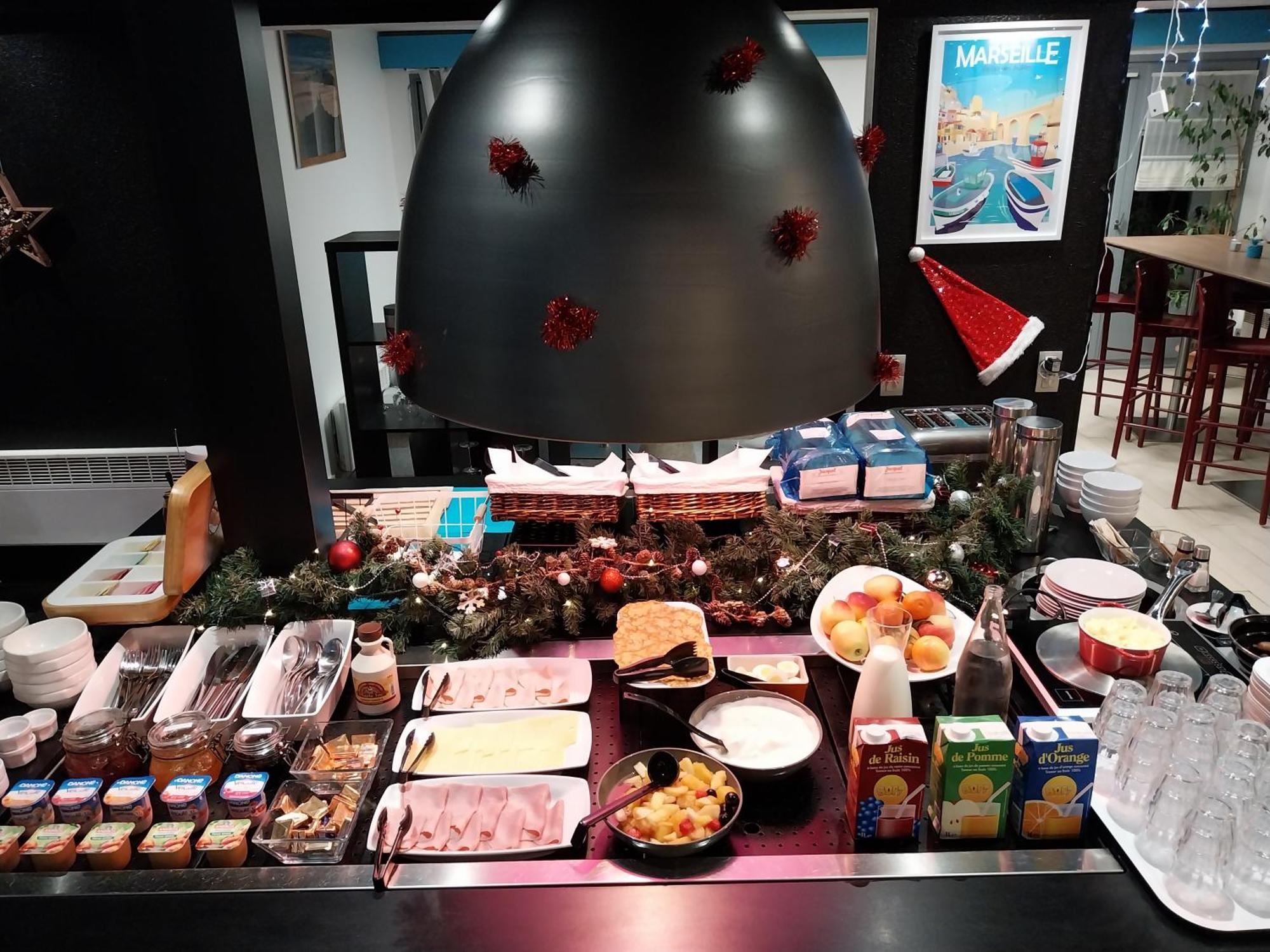 Kyriad Direct Marseille Est La Valentine La Penne-sur-Huveaune Екстериор снимка
